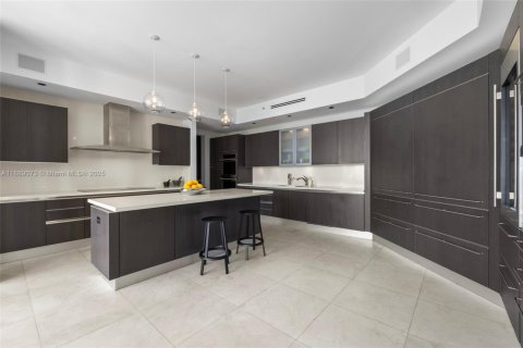 Condo in Miami Beach, Florida, 6 bedrooms  № 2012809 - photo 16