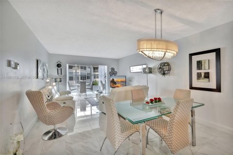 Condo in Lauderdale Lakes, Florida, 2 bedrooms  № 2055550 - photo 2