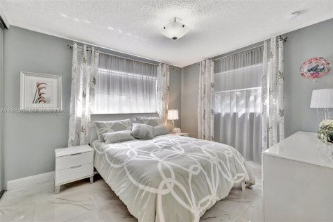 Condo in Lauderdale Lakes, Florida, 2 bedrooms  № 2055550 - photo 15