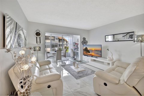 Condo in Lauderdale Lakes, Florida, 2 bedrooms  № 2055550 - photo 4