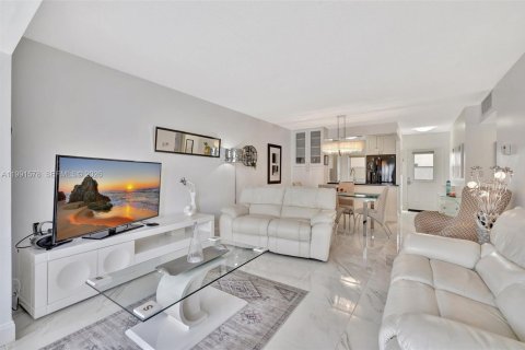 Condo in Lauderdale Lakes, Florida, 2 bedrooms  № 2055550 - photo 5