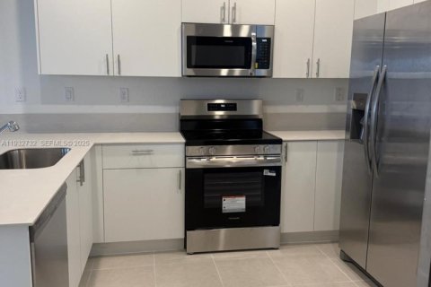 Adosado en alquiler en Homestead, Florida, 3 dormitorios № 2035652 - foto 17