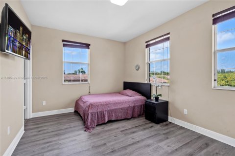 Condo in Pembroke Pines, Florida, 3 bedrooms  № 1892986 - photo 25