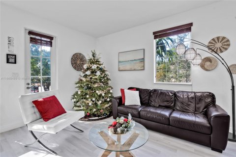 Condo in Pembroke Pines, Florida, 3 bedrooms  № 1892986 - photo 9