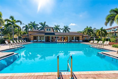 Condo in Pembroke Pines, Florida, 3 bedrooms  № 1892986 - photo 29