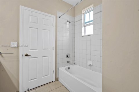 Condo in Pembroke Pines, Florida, 3 bedrooms  № 1892986 - photo 23