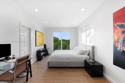 House in Coral Gables, Florida 6 bedrooms, 678.19 sq.m. № 1375558 - photo 13