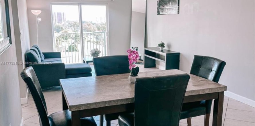 Condominio en Miami, Florida, 1 dormitorio № 1868175