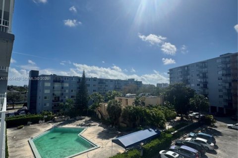 Кондоминиум с 3 спальнями в Норт-Майами, Флорида № 2027995