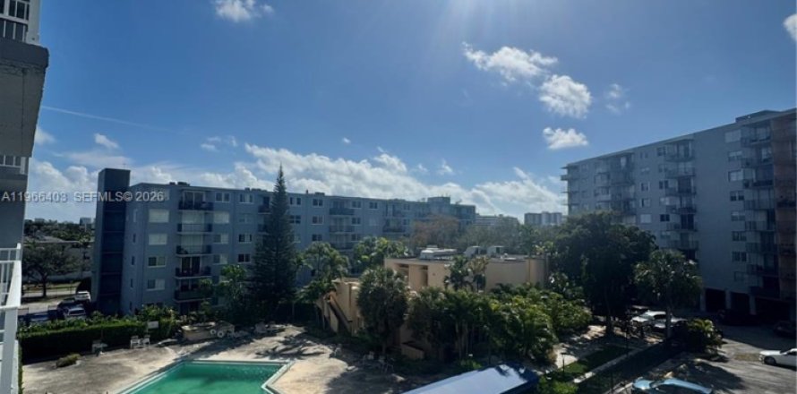 Кондоминиум с 3 спальнями в Норт-Майами, Флорида № 2027995