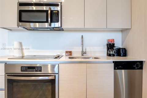 Condo in Hallandale Beach, Florida, 2 bedrooms № 2076392 - photo 14