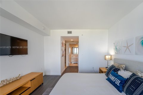 Condo in Hallandale Beach, Florida, 2 bedrooms № 2076392 - photo 28
