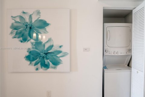 Condo in Hallandale Beach, Florida, 2 bedrooms № 2076392 - photo 29