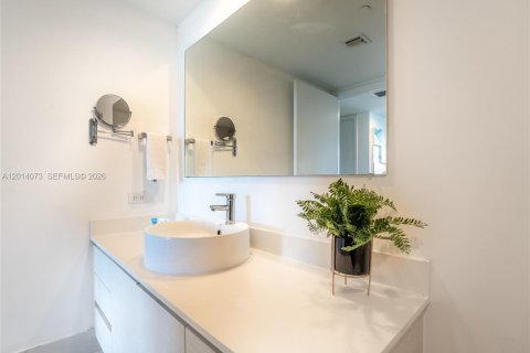 Condo in Hallandale Beach, Florida, 2 bedrooms № 2076392 - photo 21