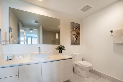 Condo in Hallandale Beach, Florida, 2 bedrooms № 2076392 - photo 19