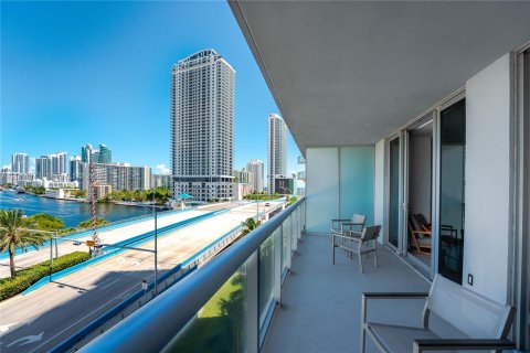 Condo in Hallandale Beach, Florida, 2 bedrooms № 2076392 - photo 23