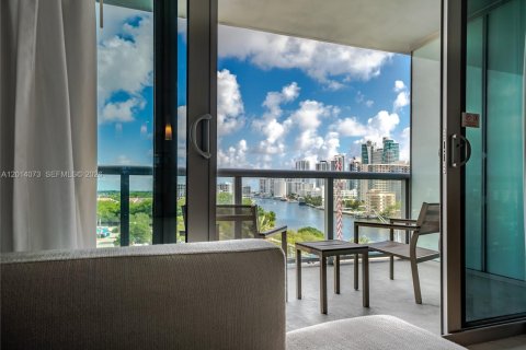 Condo in Hallandale Beach, Florida, 2 bedrooms № 2076392 - photo 3