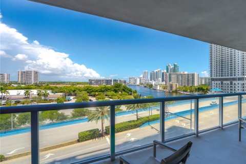 Condo in Hallandale Beach, Florida, 2 bedrooms № 2076392 - photo 24