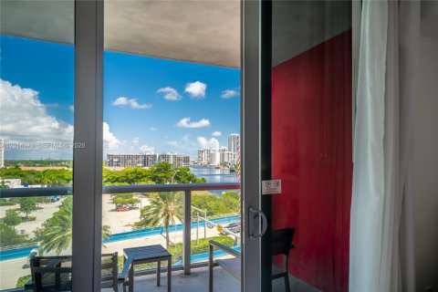 Condo in Hallandale Beach, Florida, 2 bedrooms № 2076392 - photo 7