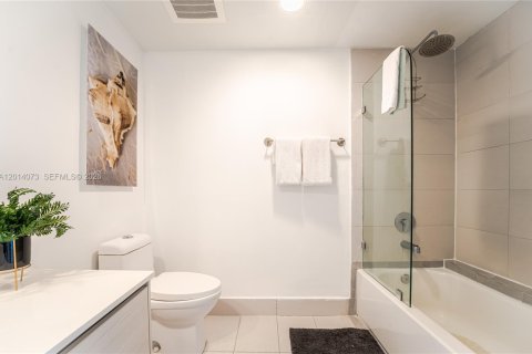 Condo in Hallandale Beach, Florida, 2 bedrooms № 2076392 - photo 20