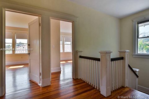 House in Miami, Florida 4 bedrooms, 280.19 sq.m. № 1888983 - photo 10