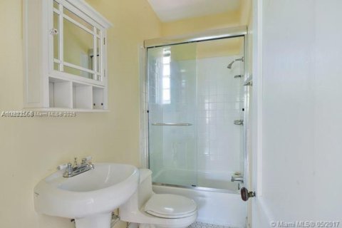 House in Miami, Florida 4 bedrooms, 280.19 sq.m. № 1888983 - photo 17