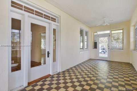 House in Miami, Florida 4 bedrooms, 280.19 sq.m. № 1888983 - photo 23