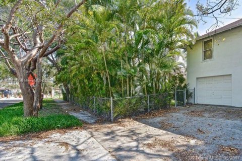 House in Miami, Florida 4 bedrooms, 280.19 sq.m. № 1888983 - photo 22