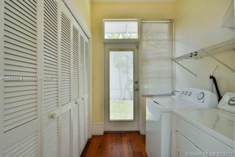 House in Miami, Florida 4 bedrooms, 280.19 sq.m. № 1888983 - photo 25