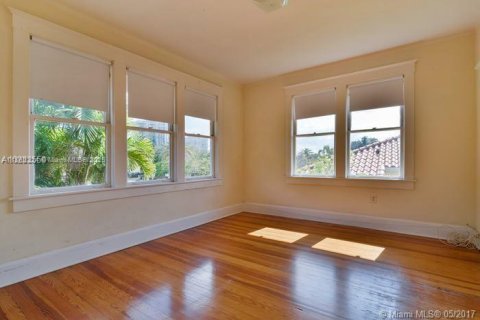 House in Miami, Florida 4 bedrooms, 280.19 sq.m. № 1888983 - photo 11