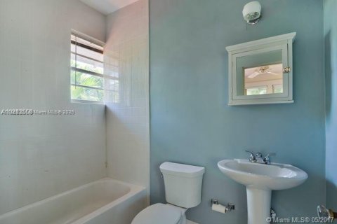 House in Miami, Florida 4 bedrooms, 280.19 sq.m. № 1888983 - photo 15