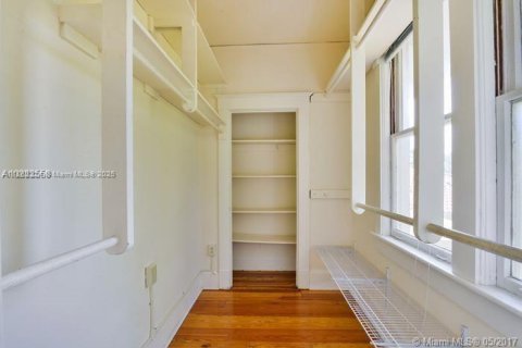 House in Miami, Florida 4 bedrooms, 280.19 sq.m. № 1888983 - photo 12
