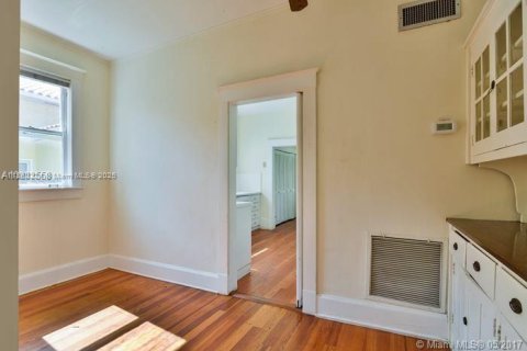 House in Miami, Florida 4 bedrooms, 280.19 sq.m. № 1888983 - photo 7