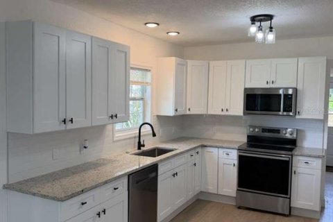 House in Gibsonton, Florida 3 bedrooms, 102.56 sq.m. № 2318361 - photo 12