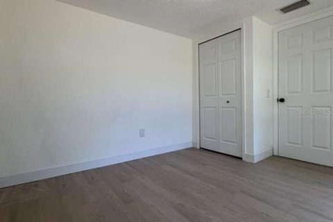 House in Gibsonton, Florida 3 bedrooms, 102.56 sq.m. № 2318361 - photo 22