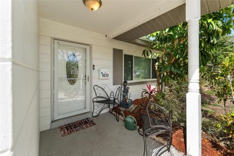 House in Saint Petersburg, Florida 3 bedrooms, 155.89 sq.m. № 2100078