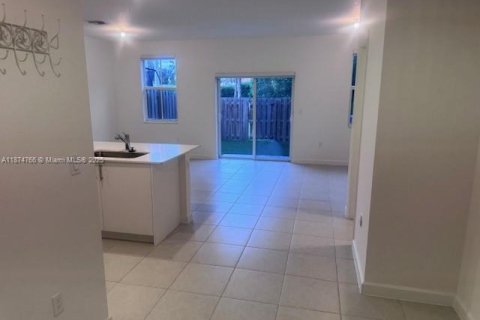 Townhouse in Coral Springs, Florida 3 bedrooms, 124.86 sq.m. № 1927494 - photo 2