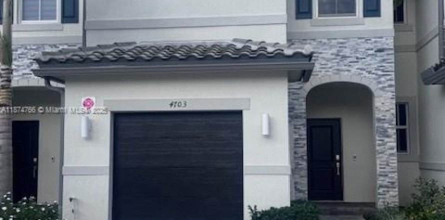 Townhouse in Coral Springs, Florida 3 bedrooms, 124.86 sq.m. № 1927494