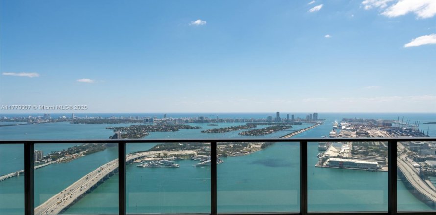 Condominio en Miami, Florida, 5 dormitorios  № 2016816