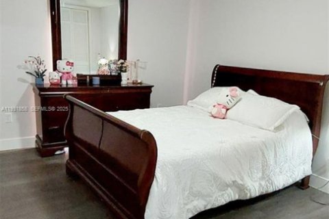 House in Hialeah, Florida 5 bedrooms, 274.8 sq.m. № 1992343 - photo 28