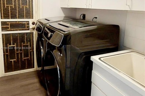 House in Hialeah, Florida 5 bedrooms, 274.8 sq.m. № 1992343 - photo 22