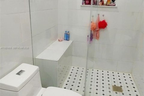 House in Hialeah, Florida 5 bedrooms, 274.8 sq.m. № 1992343 - photo 25