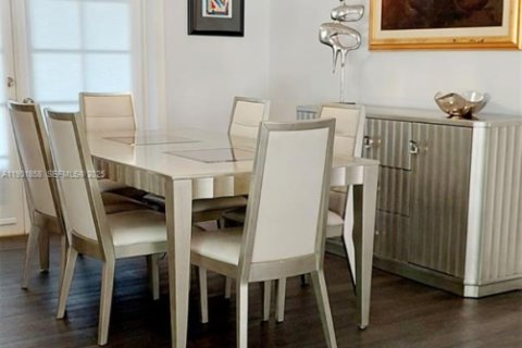 House in Hialeah, Florida 5 bedrooms, 274.8 sq.m. № 1992343 - photo 19