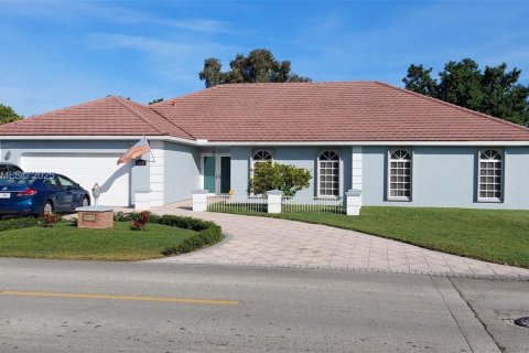 House in Hialeah, Florida 5 bedrooms, 274.8 sq.m. № 1992343 - photo 4