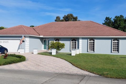 House in Hialeah, Florida 5 bedrooms, 274.8 sq.m. № 1992343 - photo 3
