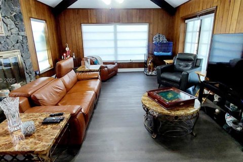 House in Hialeah, Florida 5 bedrooms, 274.8 sq.m. № 1992343 - photo 17