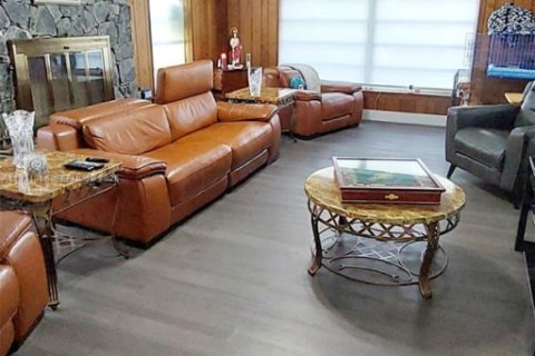 House in Hialeah, Florida 5 bedrooms, 274.8 sq.m. № 1992343 - photo 18