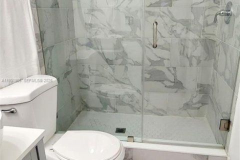 House in Hialeah, Florida 5 bedrooms, 274.8 sq.m. № 1992343 - photo 20