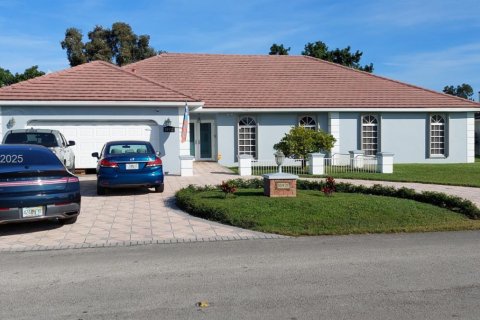House in Hialeah, Florida 5 bedrooms, 274.8 sq.m. № 1992343 - photo 1