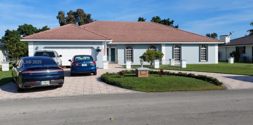 House in Hialeah, Florida 5 bedrooms, 274.8 sq.m. № 1992343